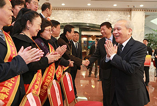 綠之韻集團(tuán)被全國(guó)工商聯(lián)、人力資源社會(huì)保障部、全國(guó)總工會(huì)聯(lián)合授予“全國(guó)就業(yè)與社會(huì)保障先進(jìn)民營(yíng)企業(yè)”稱號(hào)