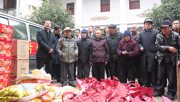 為老人送去寒春的溫暖——綠之韻黨總支部、團支部開展學雷鋒送愛心活動