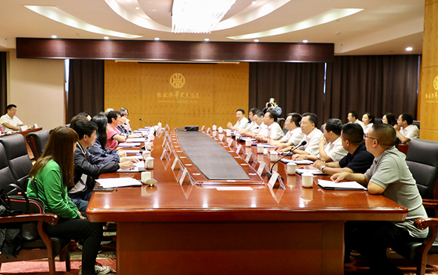 胡國(guó)安董事長(zhǎng)陪同香港金利豐金融集團(tuán)主席朱沃裕、總裁朱李月華（朱太）考察張家界