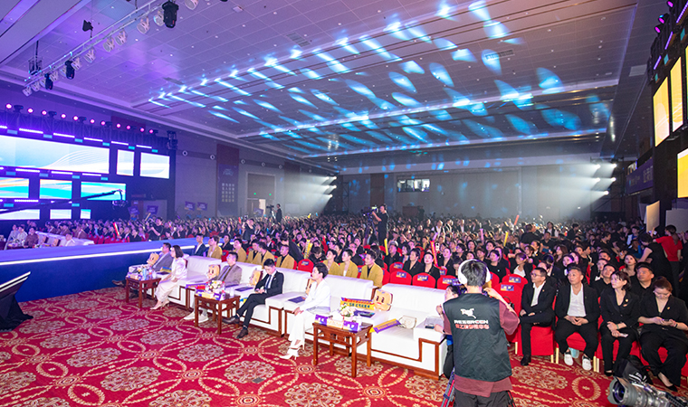 步步向前·一路生花——綠之韻幸福國際2025春季產(chǎn)品分享官頒獎盛典暨享居足護儀上市發(fā)布會成功舉行