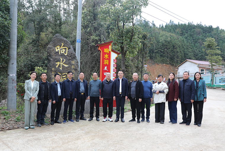 益陽市人大常委會副主任石錄明一行蒞臨“綠韻書屋”參觀調(diào)研